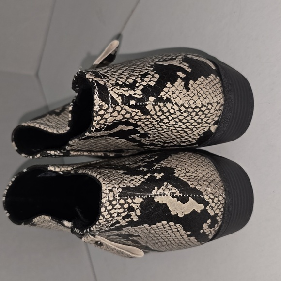 Arizona Jean Co. Galen Ankle Booties Memory Foam Snake Animal Print Size 9.5 - Picture 3 of 16